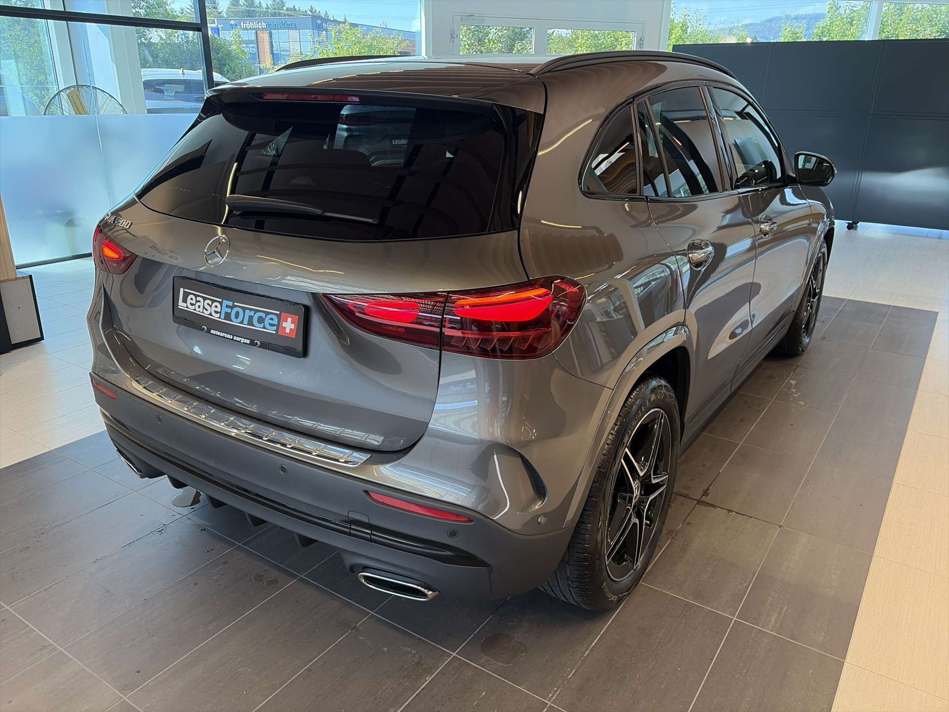 MERCEDES-BENZ GLA 200 AMG-Line DCT-Automat-image-2
