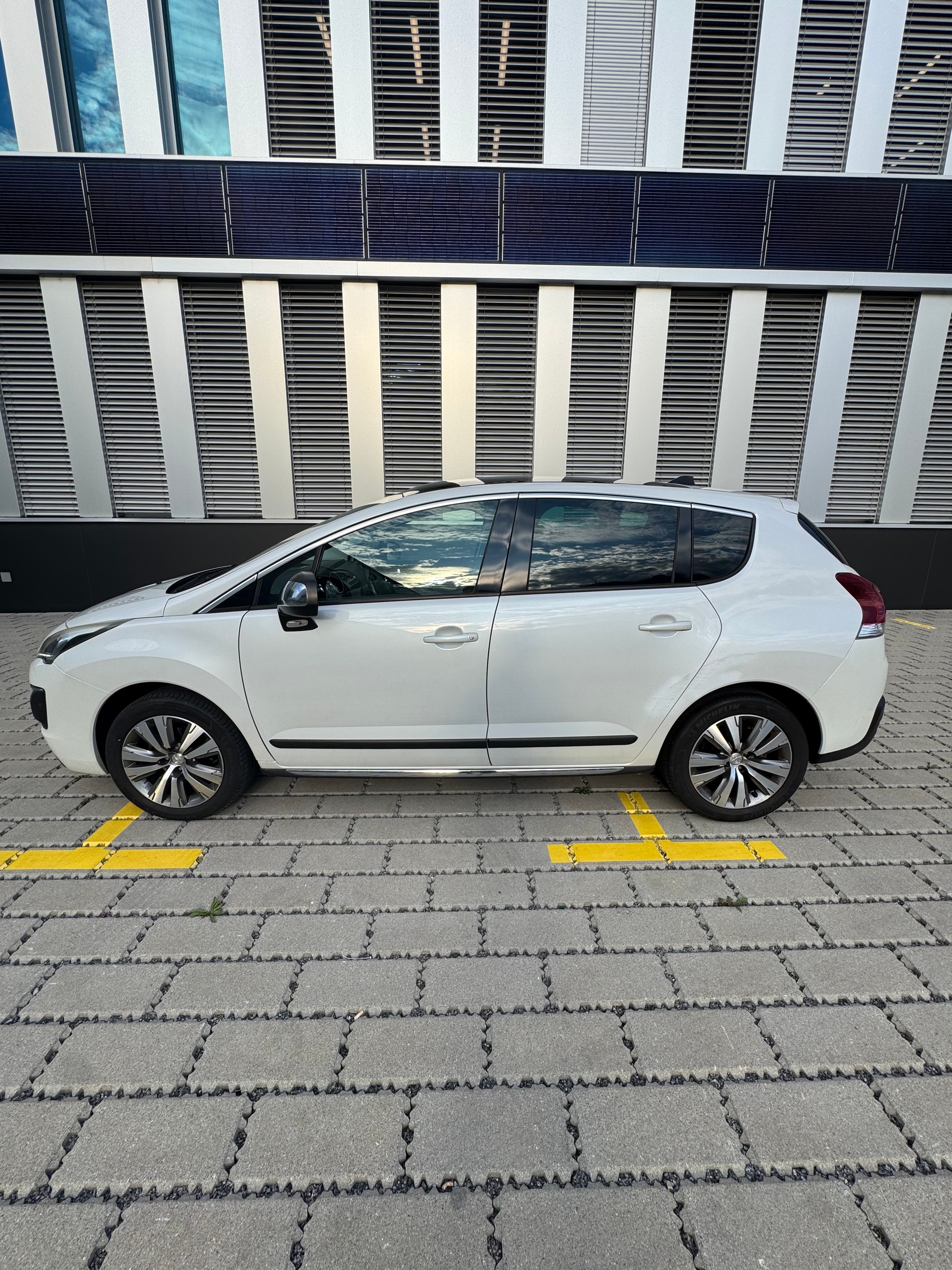 PEUGEOT 3008 1.6 Blue HDI Busineness EAT-image-4