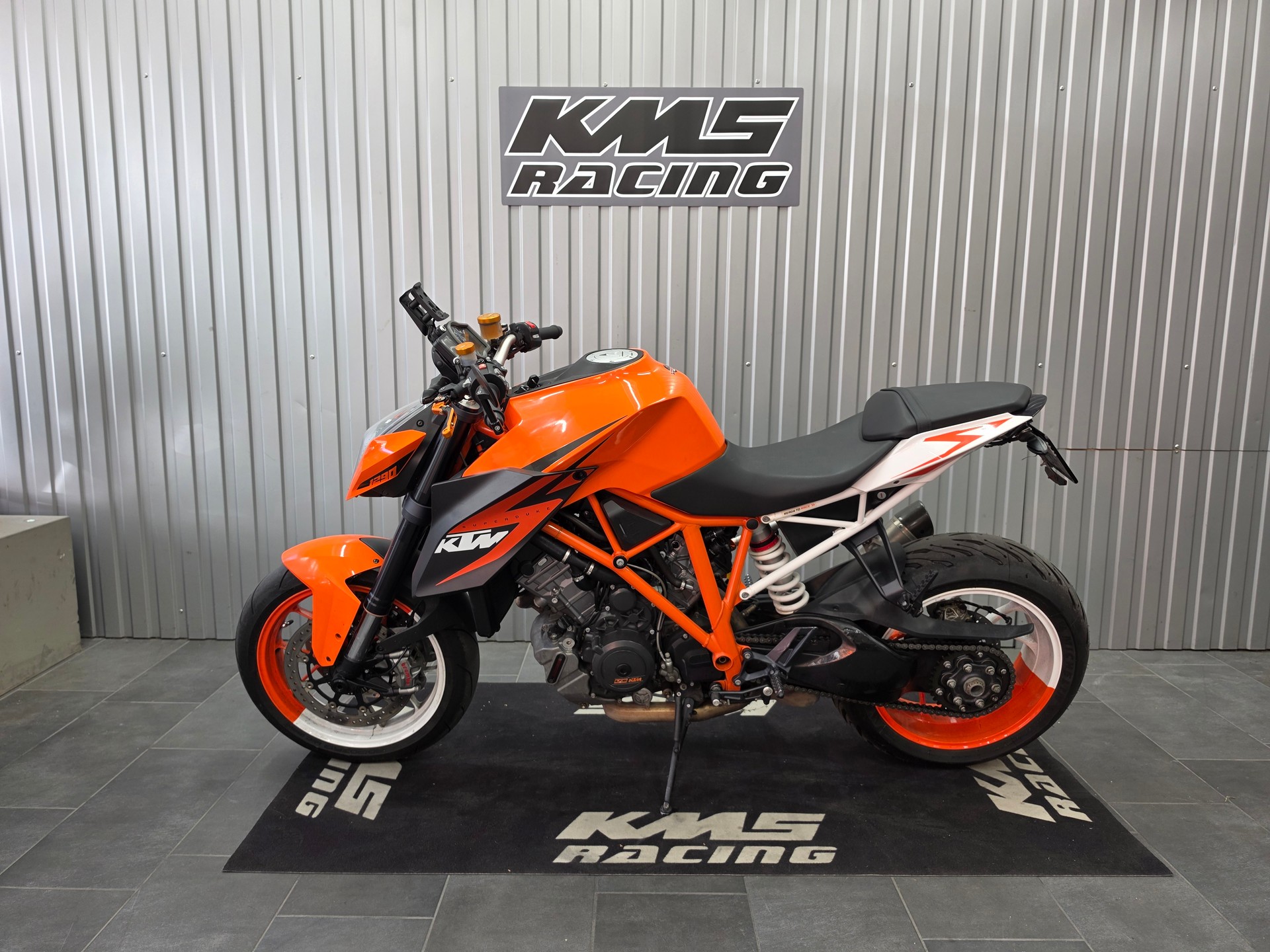 KTM 1290 Super Duke R-showroom-element-3