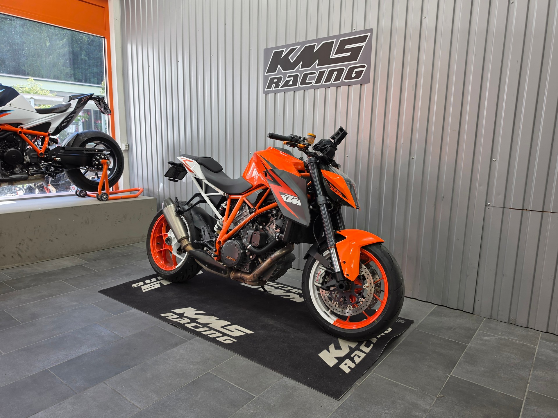 KTM 1290 Super Duke R-showroom-element-1