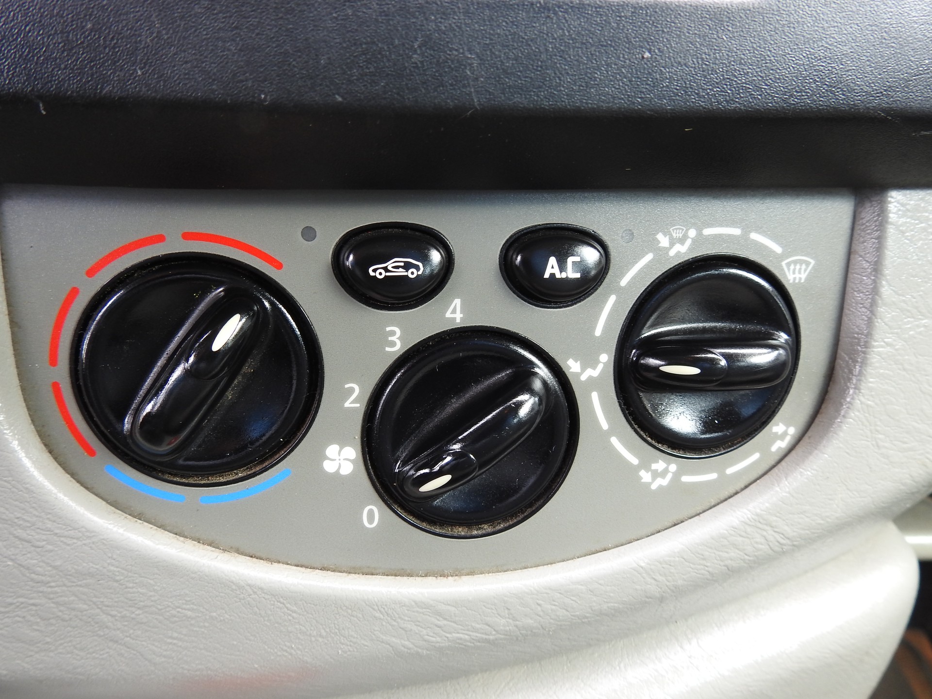 NISSAN Primastar 2.5dCi 145 Premium-image-19