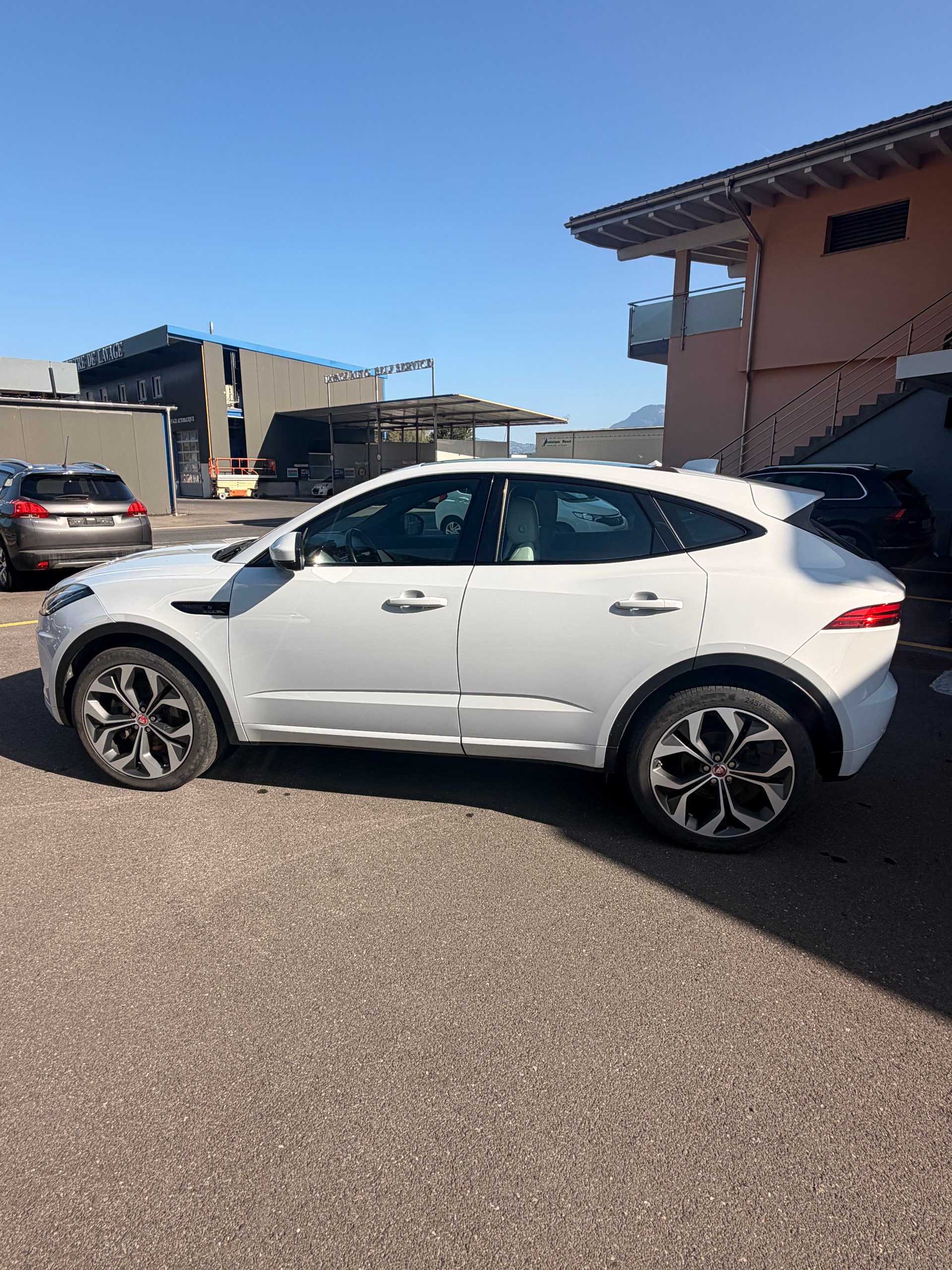 JAGUAR E-Pace 2.0 P250 R-Dynamic HSE AWD-image-6