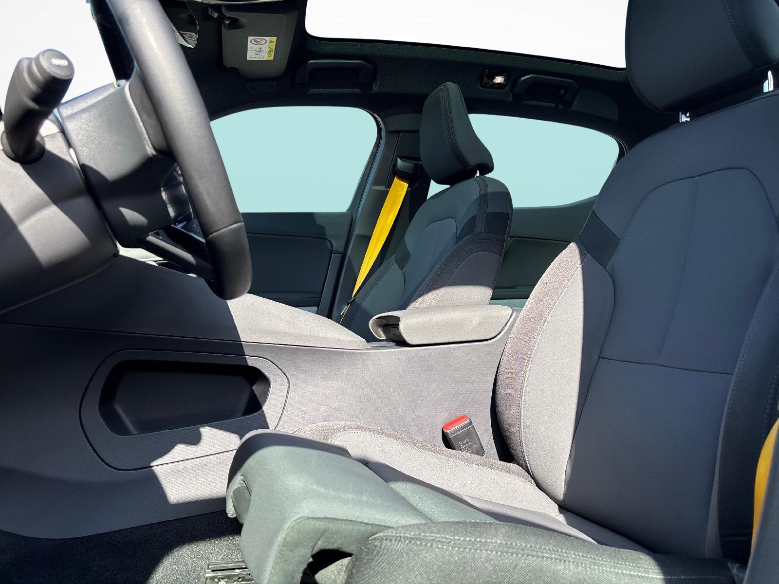POLESTAR 2 Launch Edition-showroom-element-1