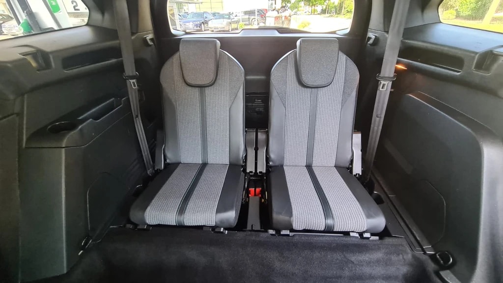 PEUGEOT PEUGEOT 5008 1.5 BlueHDi Allure Pack EAT8 ** 7-Plätzer ** Teil-Leder ** G.Navi ** RF-Kamera ** Safety Paket Plus 1 **-image-17