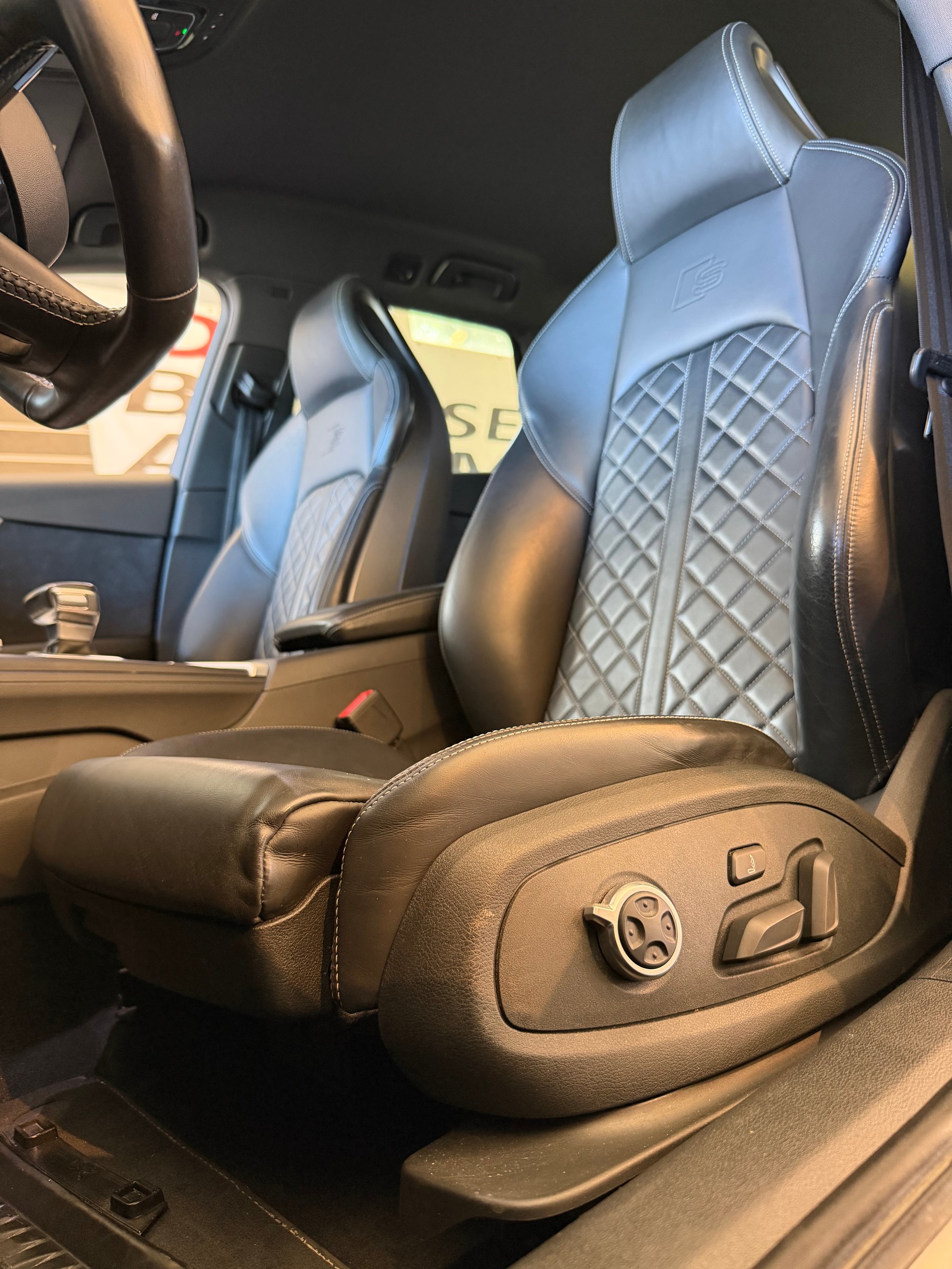 AUDI S4 Avant 3.0 V6 TFSI quattro S-Tronic-image-6