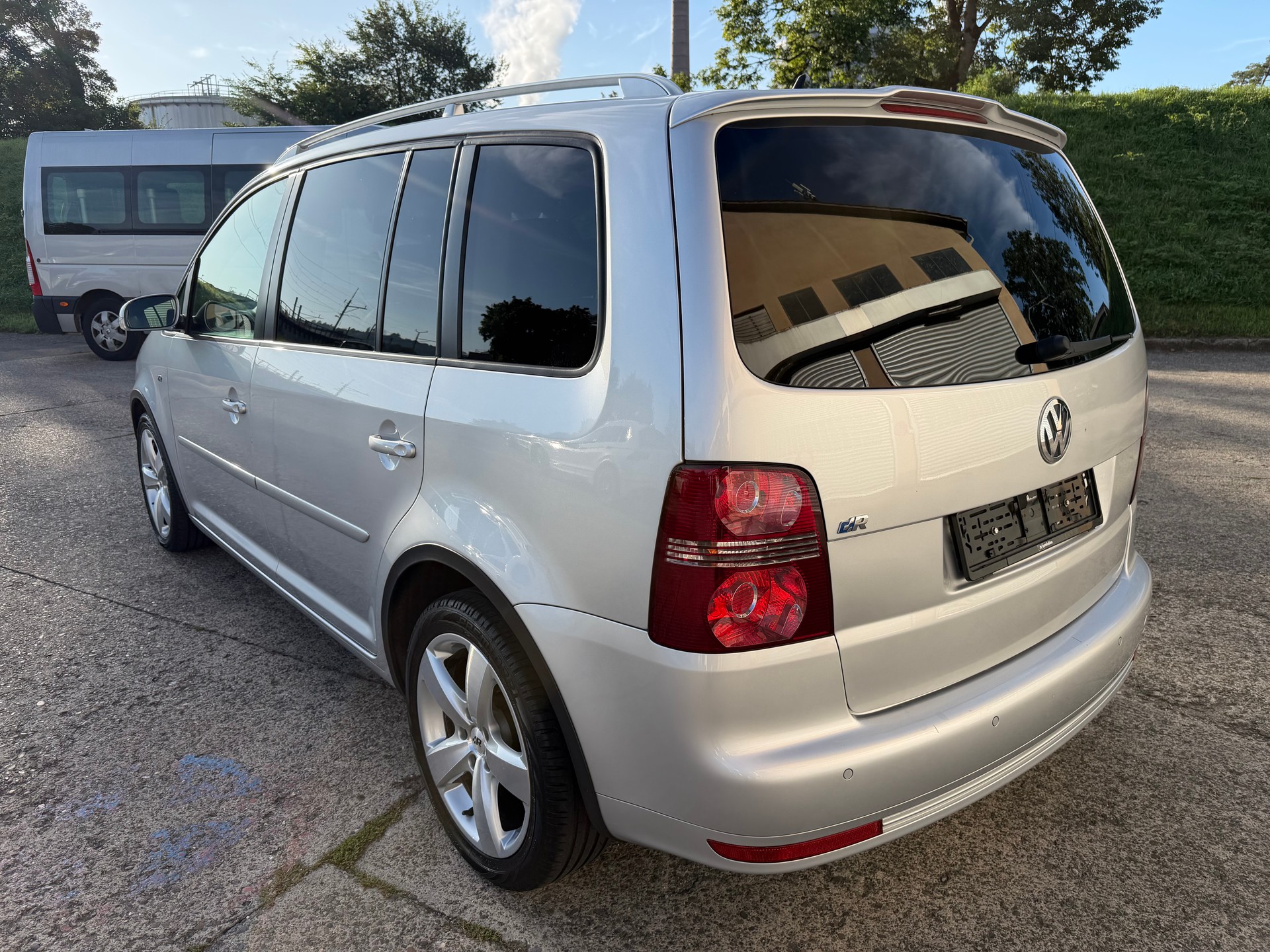 VW Touran 2.0 TDI Highline-image-2