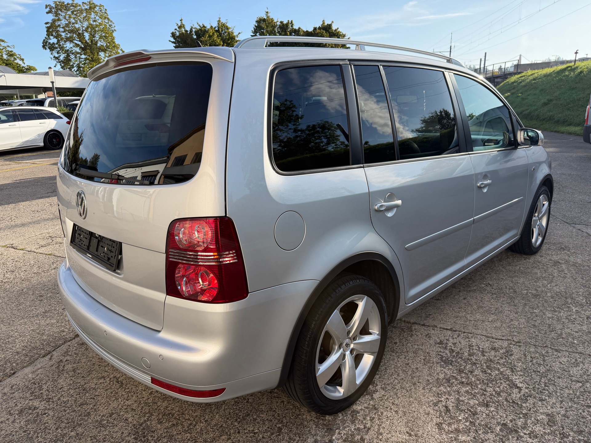 VW Touran 2.0 TDI Highline-image-4