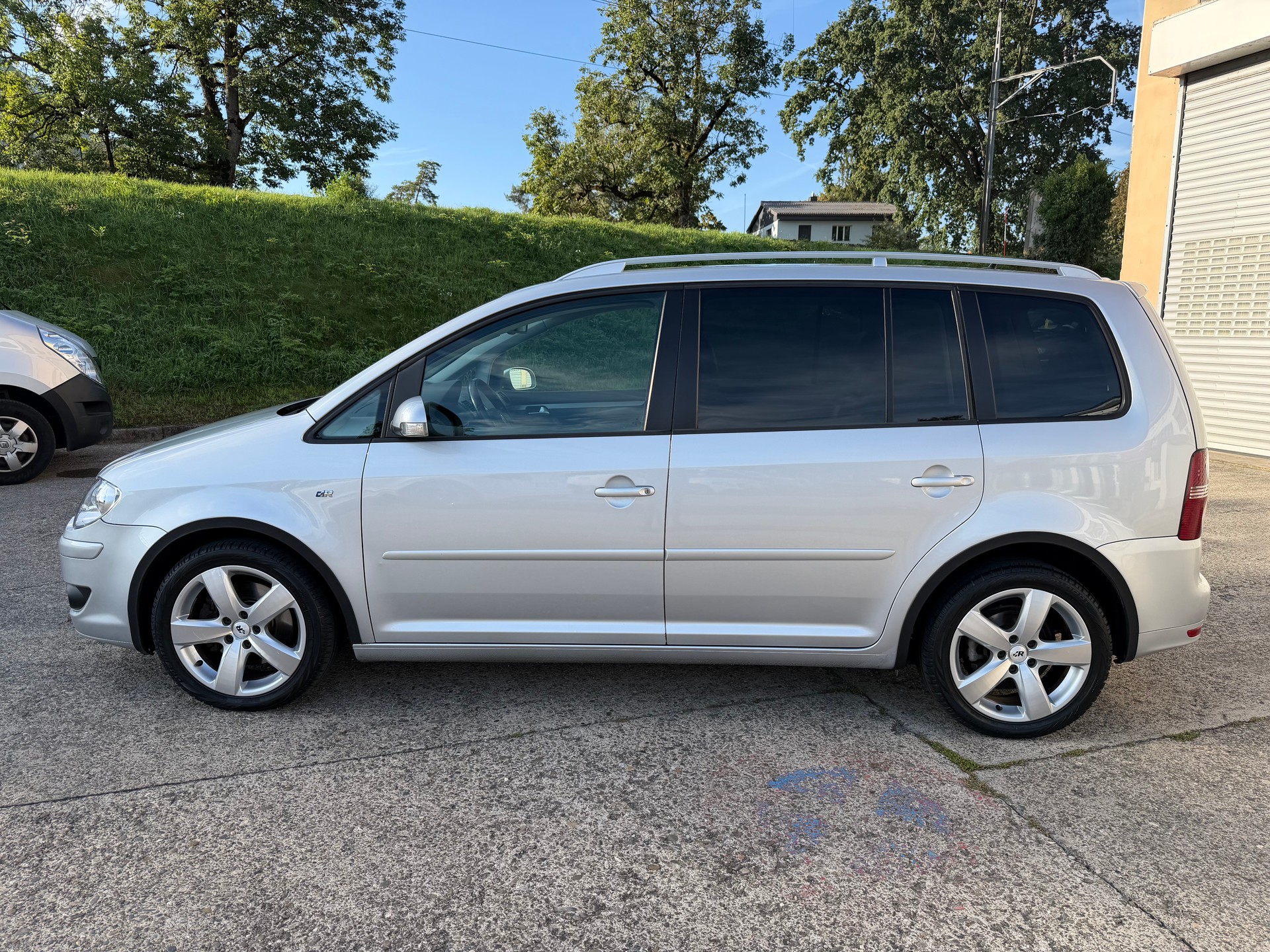 VW Touran 2.0 TDI Highline-image-1
