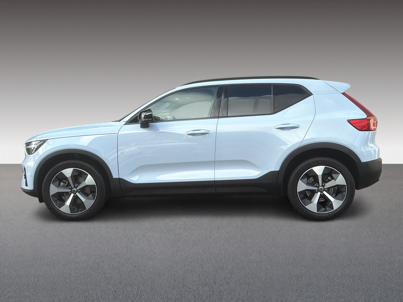VOLVO XC40 2.0 B3 MH Plus Dark-showroom-element-3