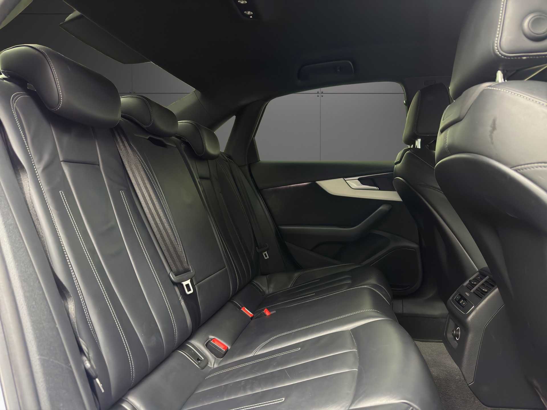 AUDI A4 Limousine 2.0 TDI S-tronic S-Line-image-14