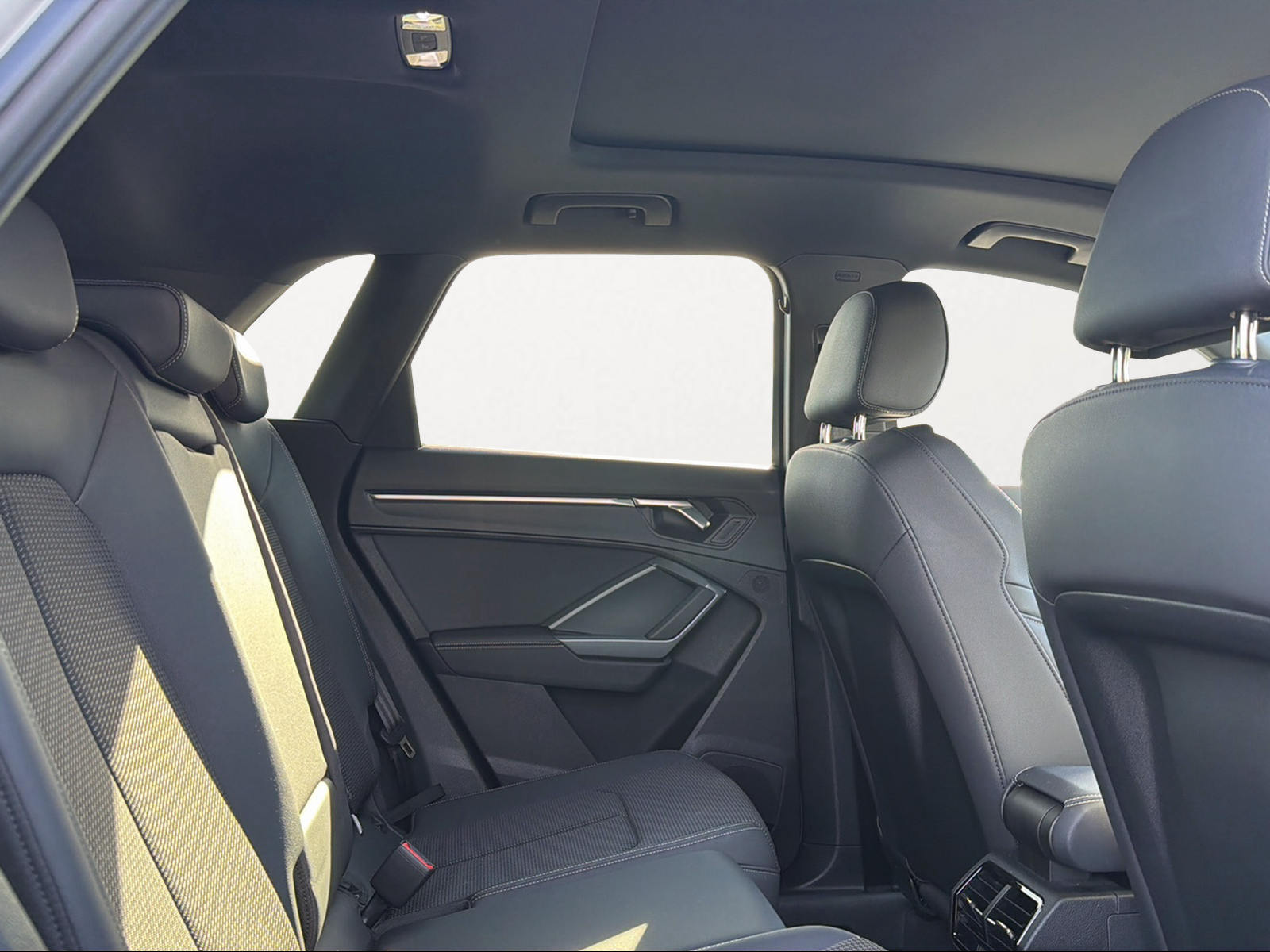 AUDI Q3 40 TFSI S line quattro S-tronic-image-5
