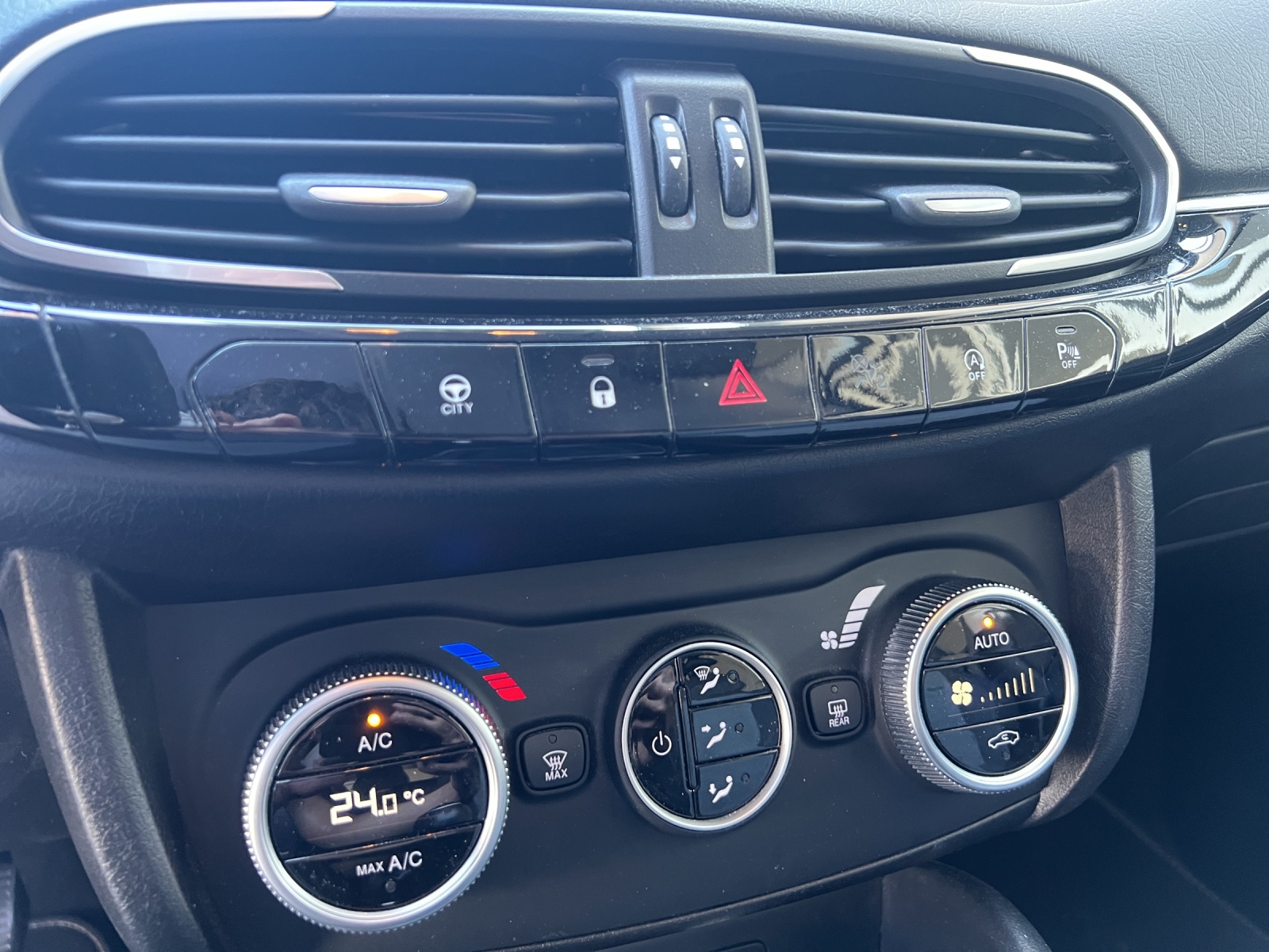 FIAT Tipo 1.6 MultiJet Cross-image-13