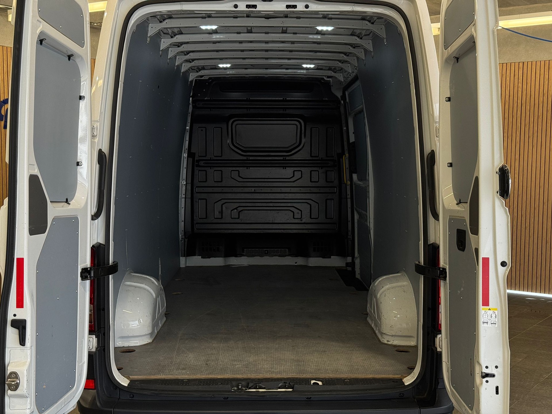 VW Crafter 35 2.0 TDI L4H3-image-5