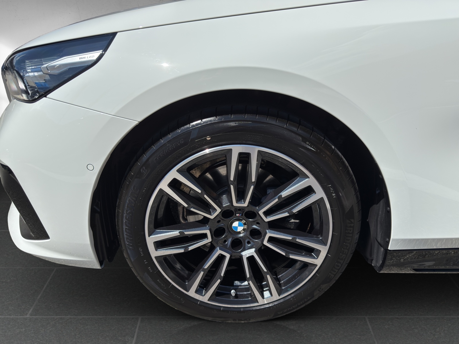 BMW 520d xDrive 48V Touring M Sport Steptronic-image-8
