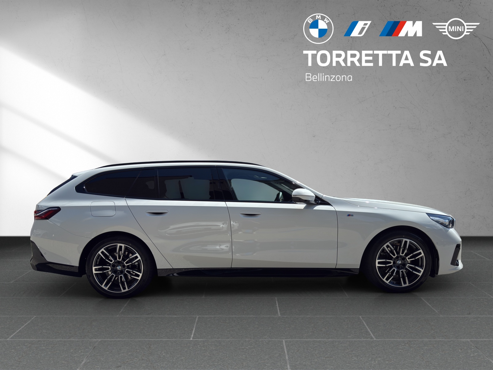 BMW 520d xDrive 48V Touring M Sport Steptronic-image-5
