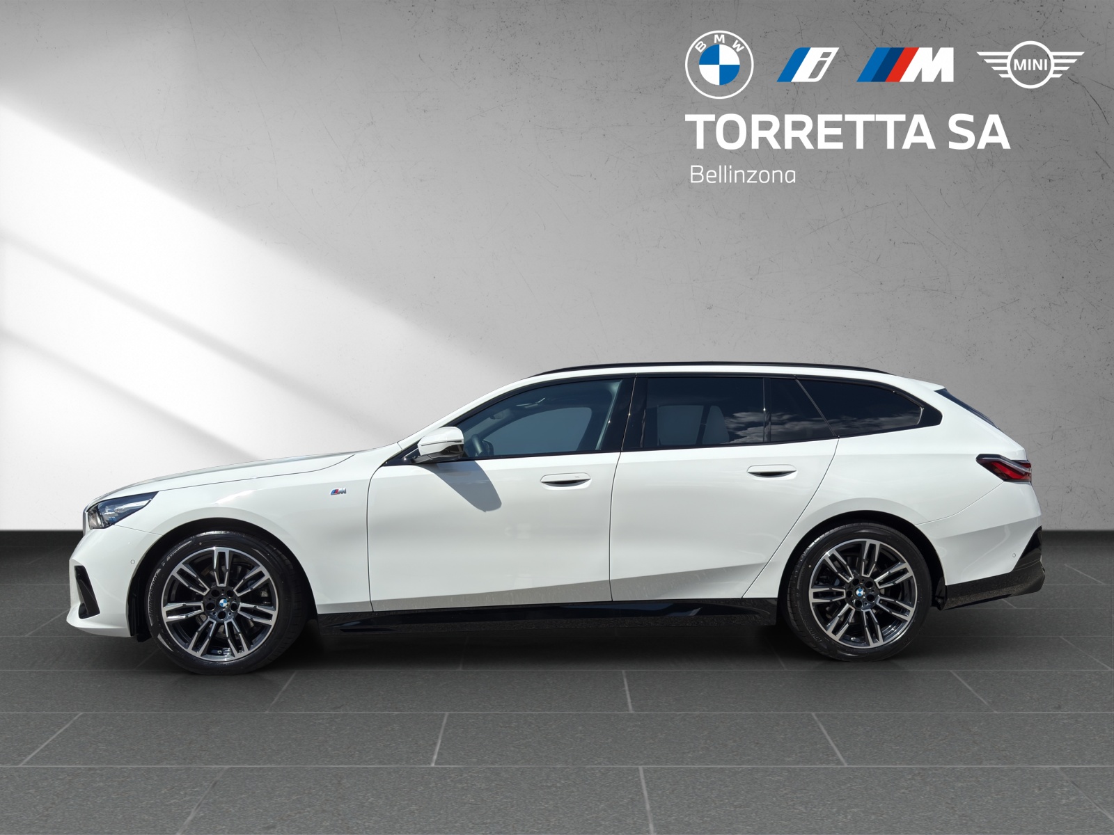 BMW 520d xDrive 48V Touring M Sport Steptronic-image-1