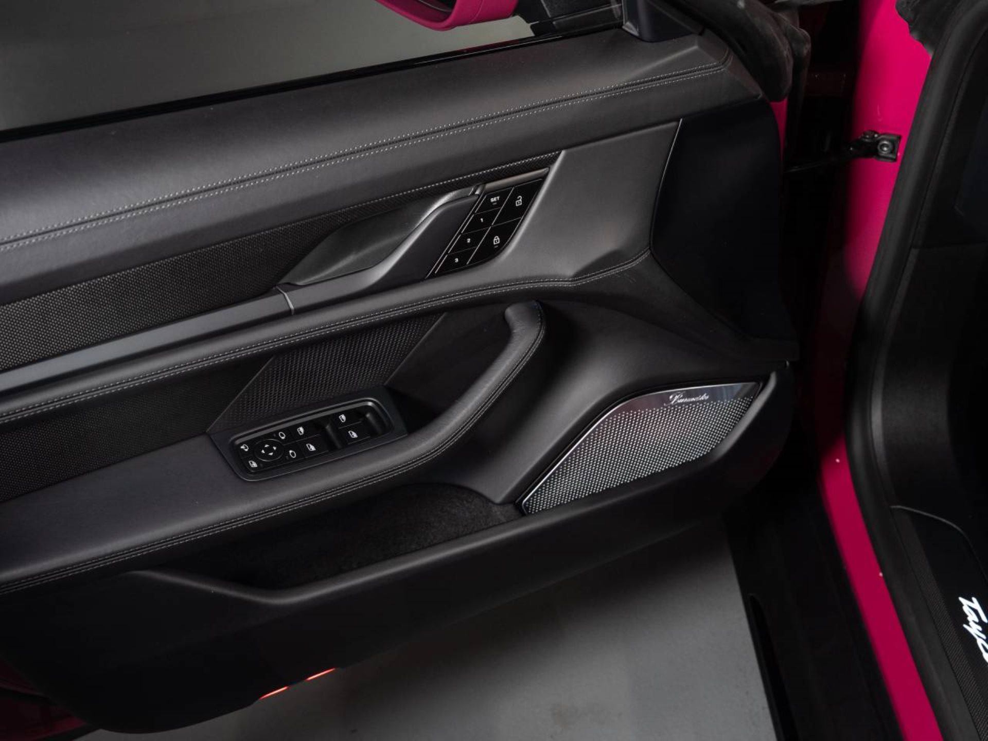 PORSCHE Taycan GTS Sport Turismo (MY24)-image-15