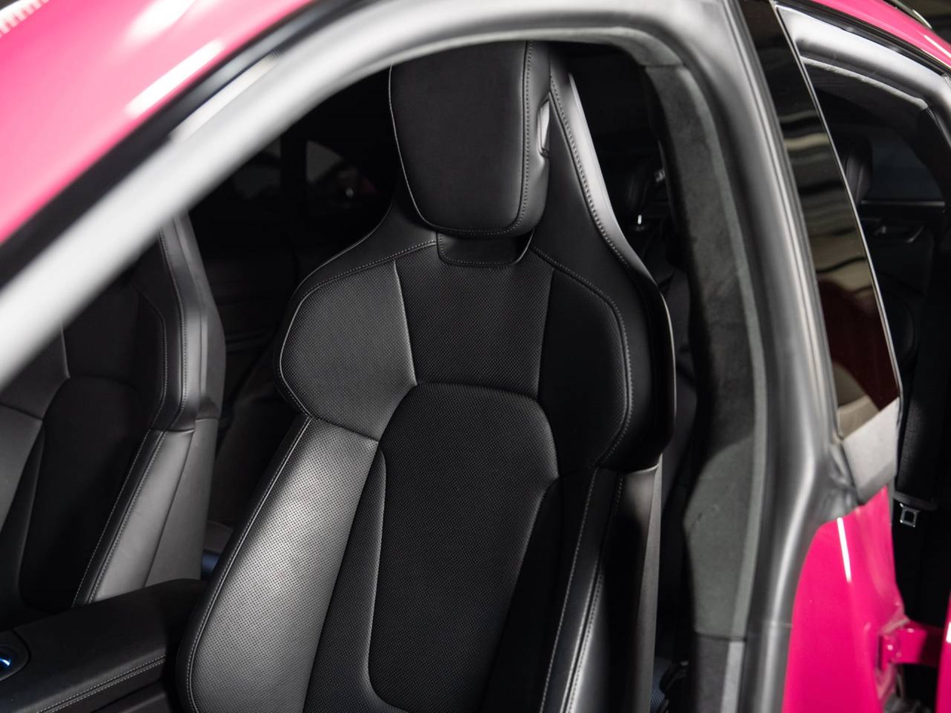 PORSCHE Taycan GTS Sport Turismo (MY24)-image-14