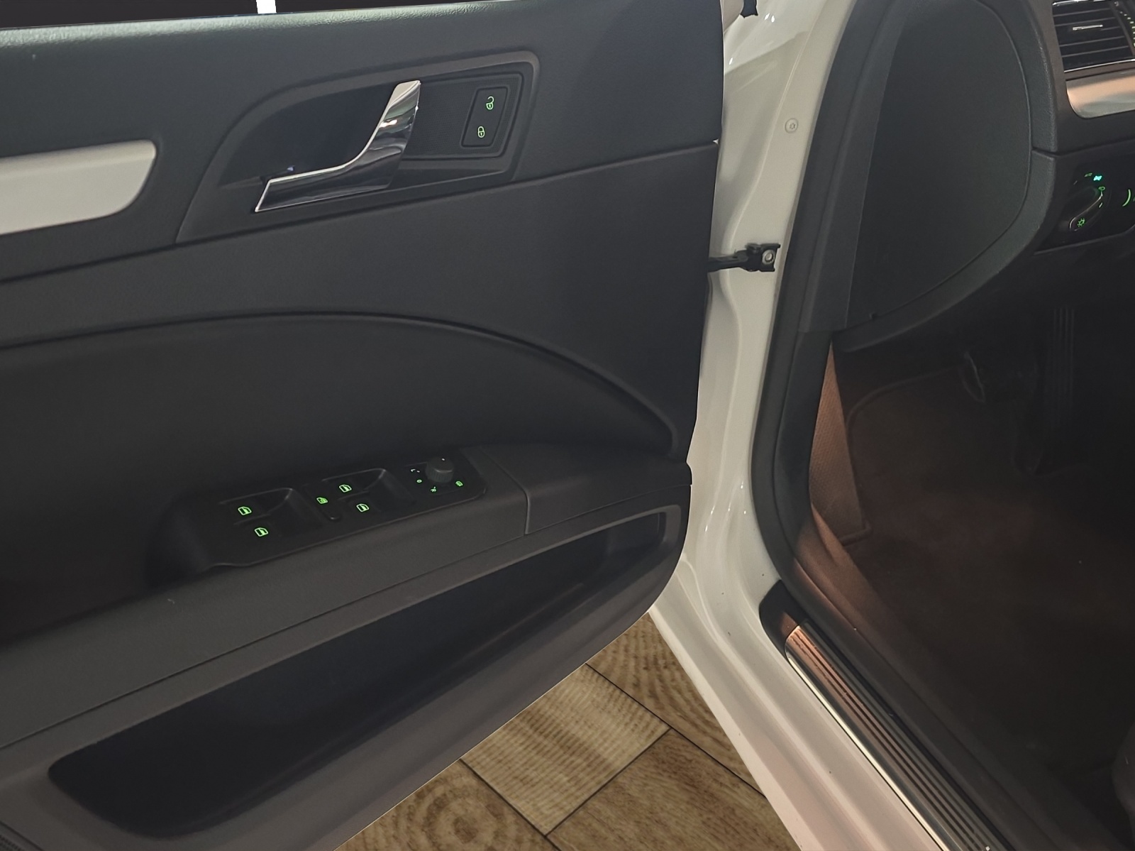 SKODA Superb Combi 3.6 FSI Elegance 4x4 DSG-image-16