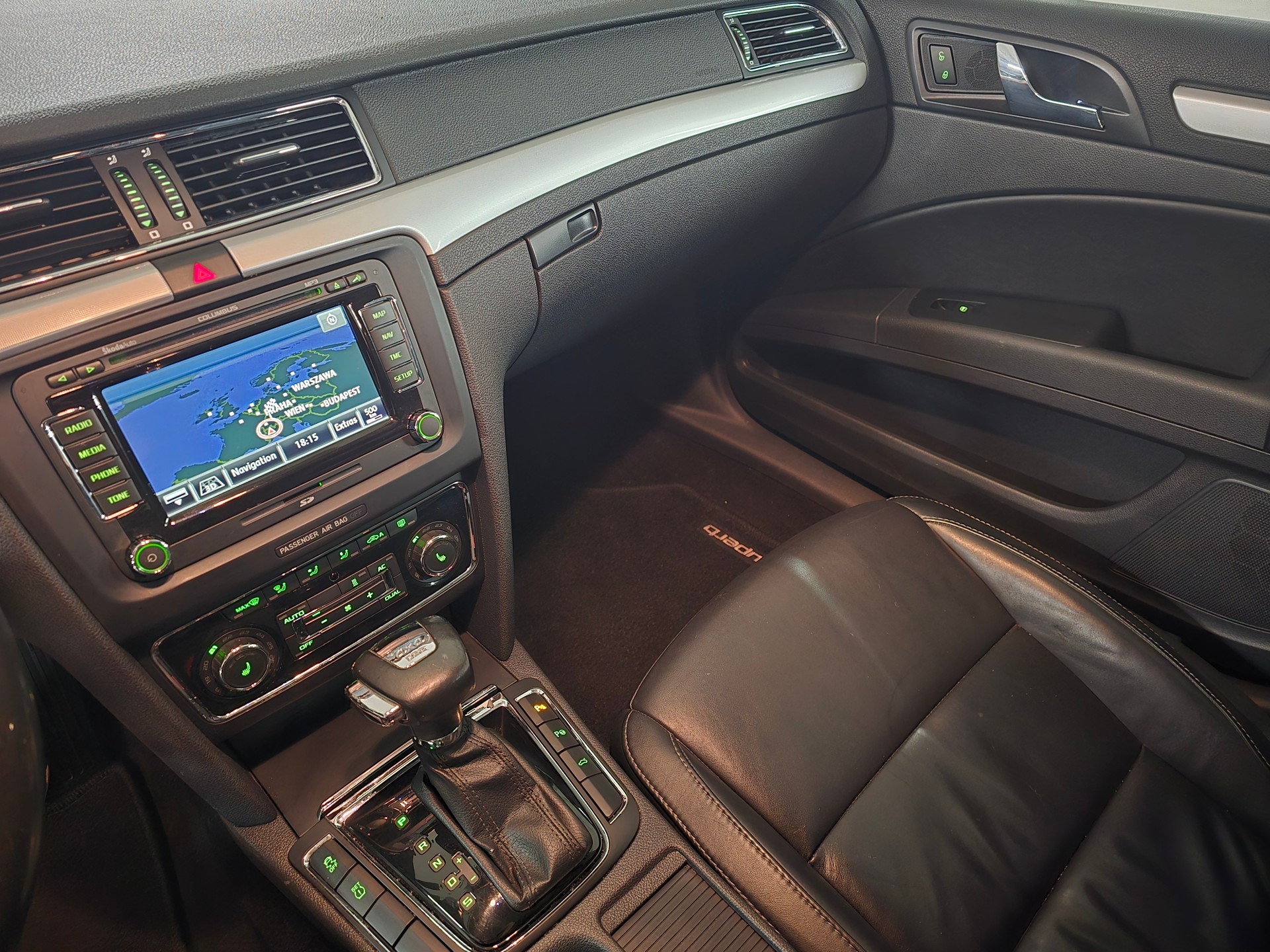 SKODA Superb Combi 3.6 FSI Elegance 4x4 DSG-image-11