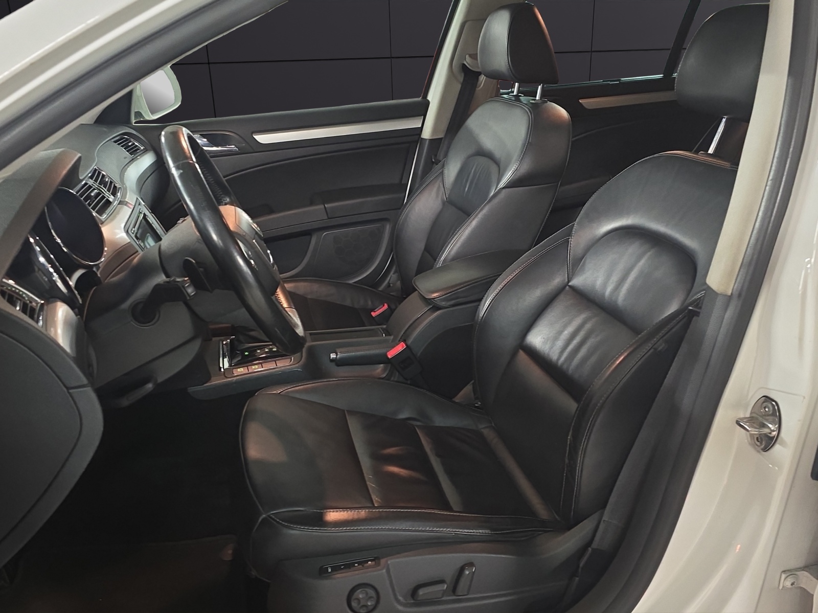 SKODA Superb Combi 3.6 FSI Elegance 4x4 DSG-image-8