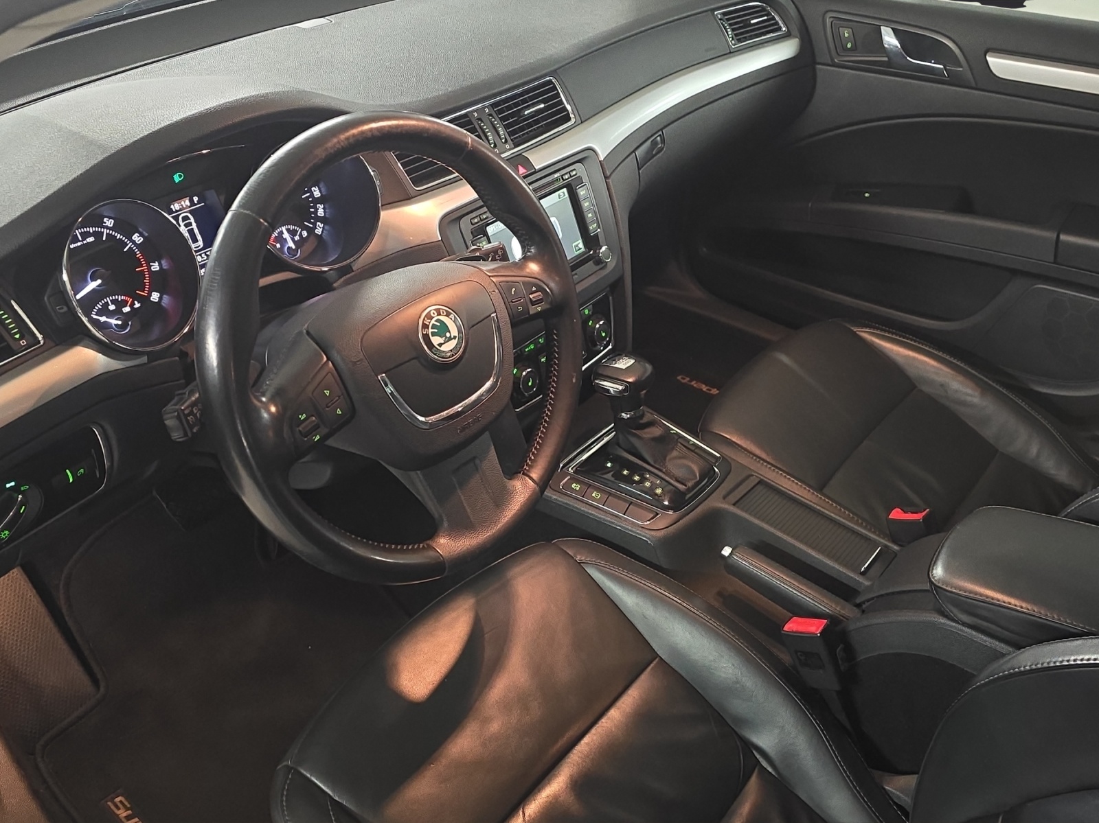 SKODA Superb Combi 3.6 FSI Elegance 4x4 DSG-image-9