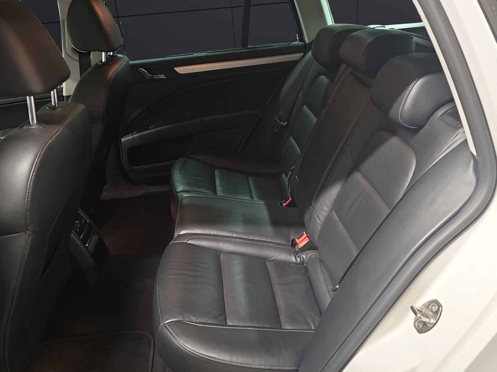 SKODA Superb Combi 3.6 FSI Elegance 4x4 DSG-image-17