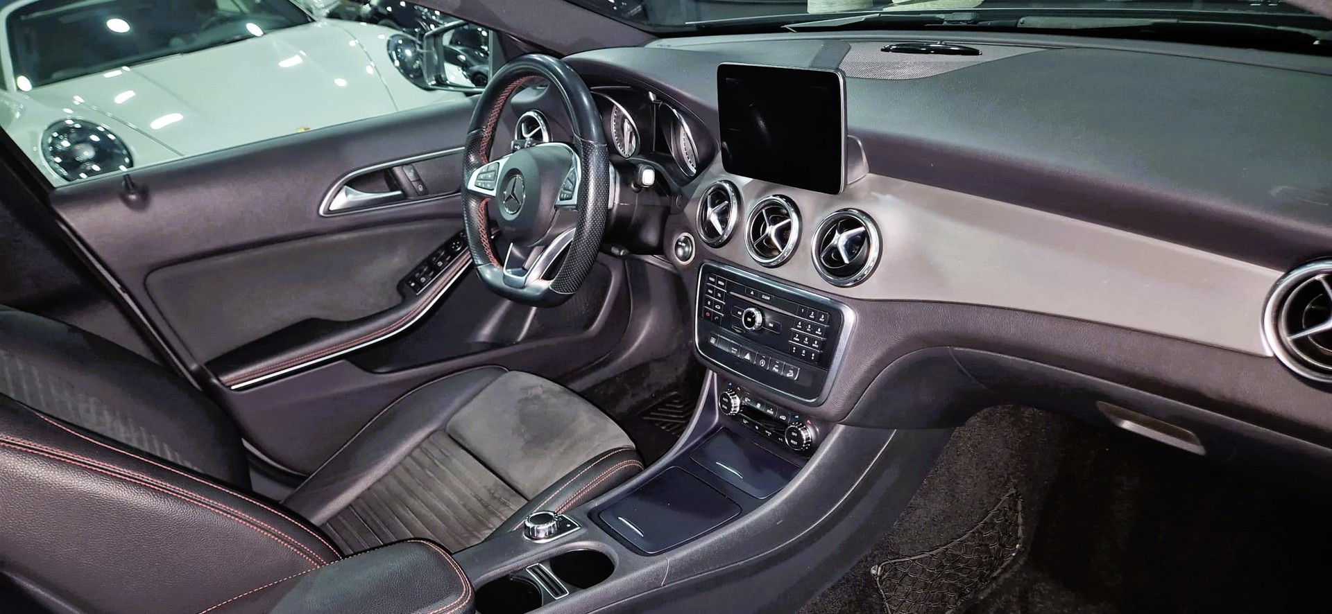 MERCEDES-BENZ GLA 200 CDI Swiss Star Edition AMG Line 4Matic 7G-DCT-image-5