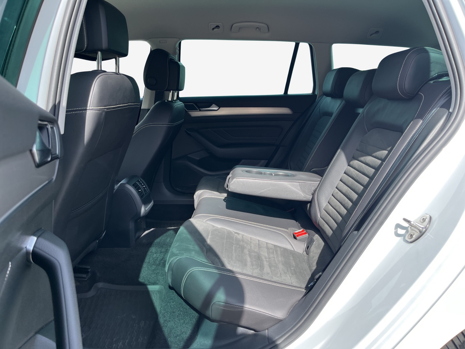 VW Passat 2.0 TDI BMT Elegance 4Motion DSG-image-11