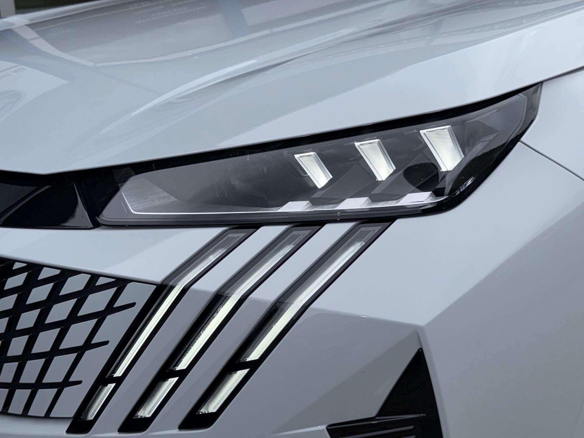 PEUGEOT 5008 1.2 Hybrid GT * 5 Jahre Werksgarantie*-image-11