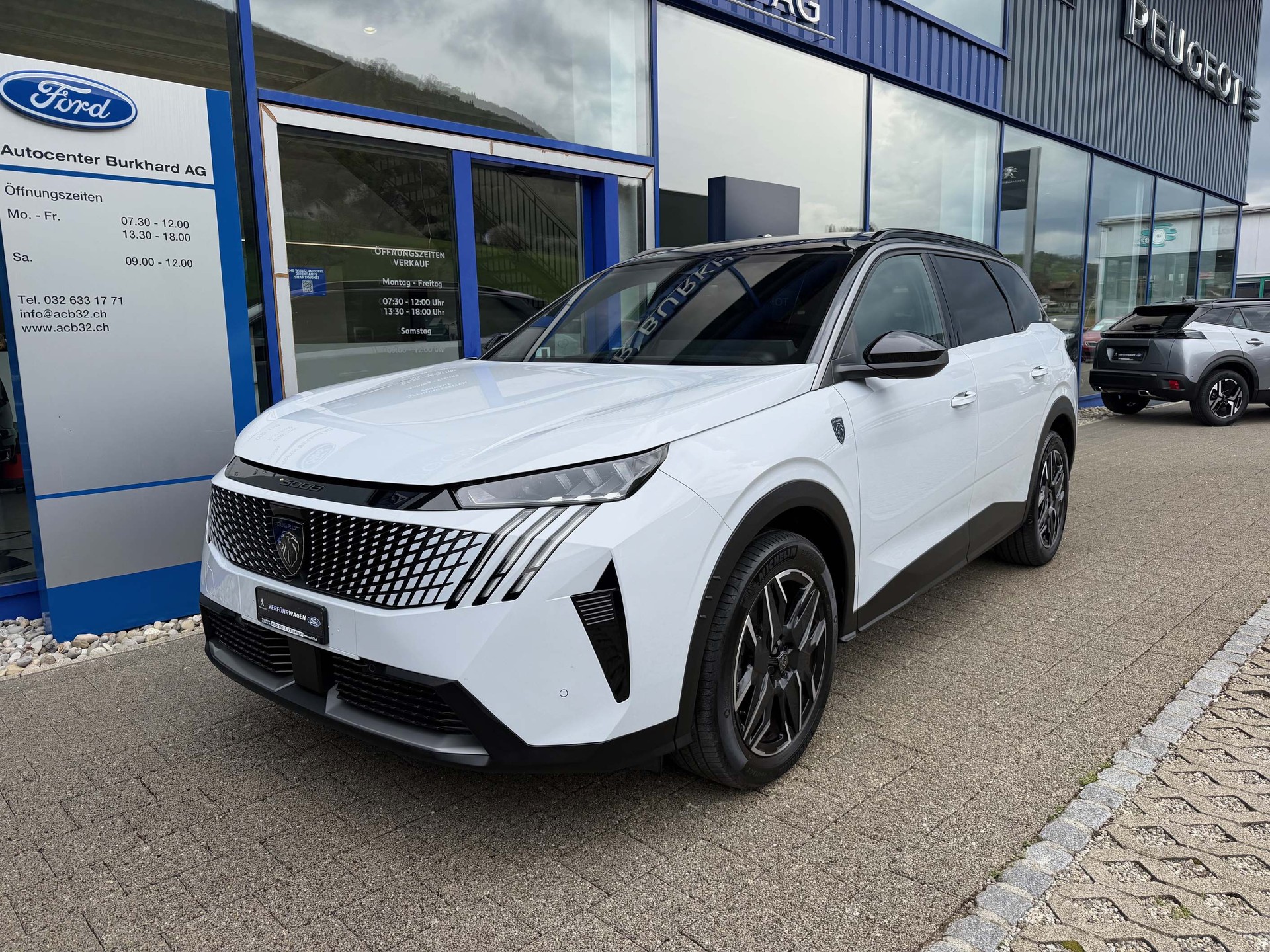 PEUGEOT 5008 1.2 Hybrid GT * 5 Jahre Werksgarantie*-image-1