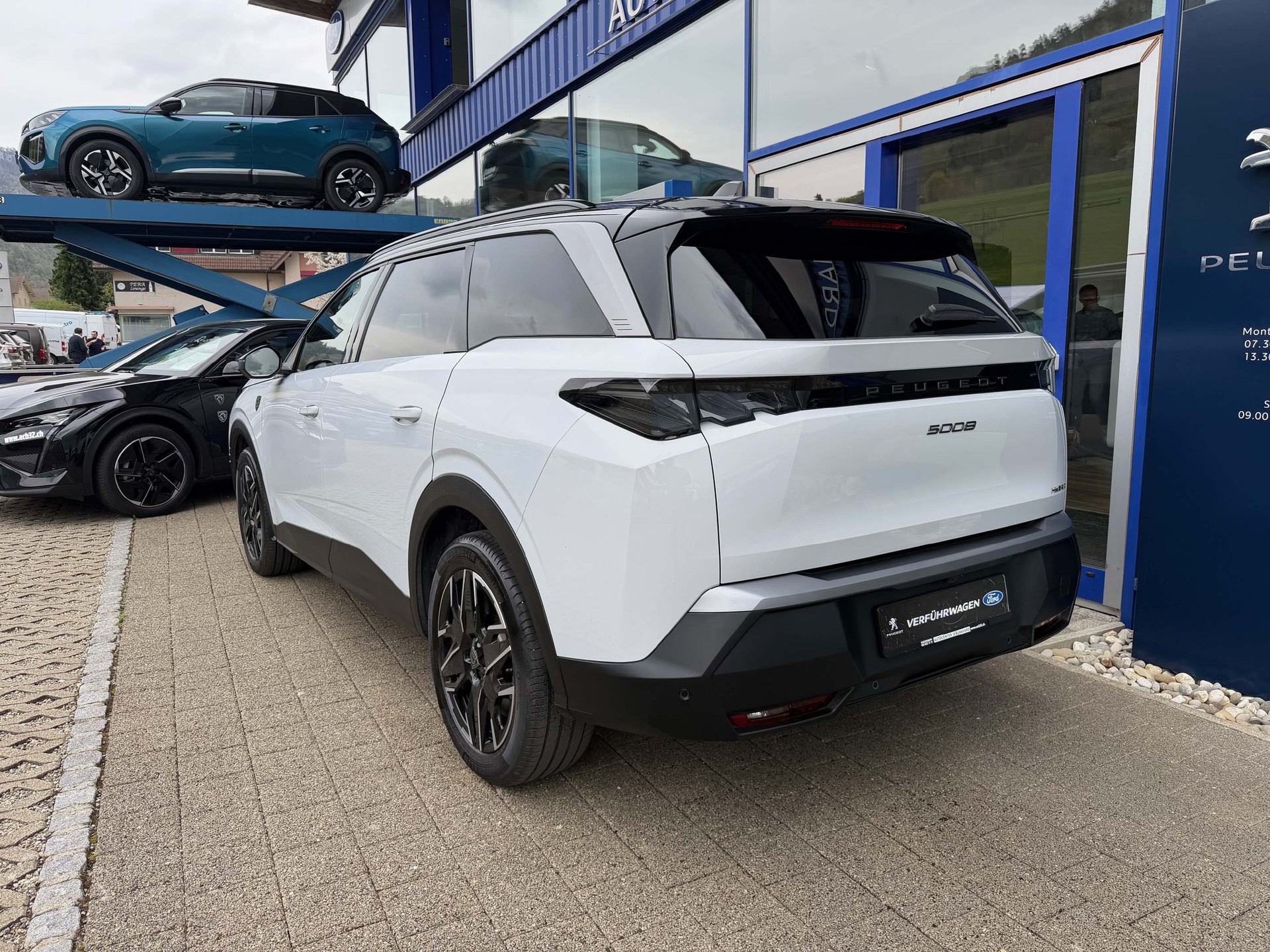 PEUGEOT 5008 1.2 Hybrid GT * 5 Jahre Werksgarantie*-image-2