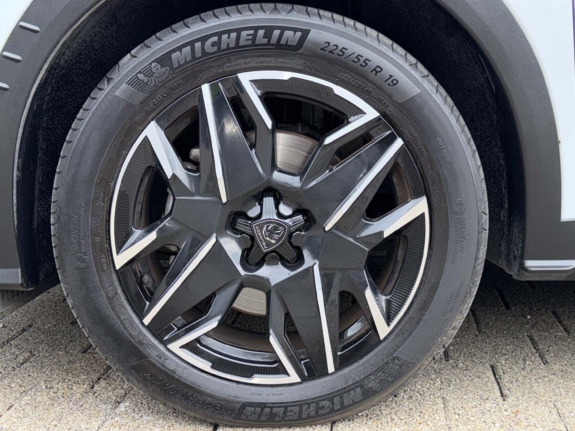 PEUGEOT 5008 1.2 Hybrid GT * 5 Jahre Werksgarantie*-image-12
