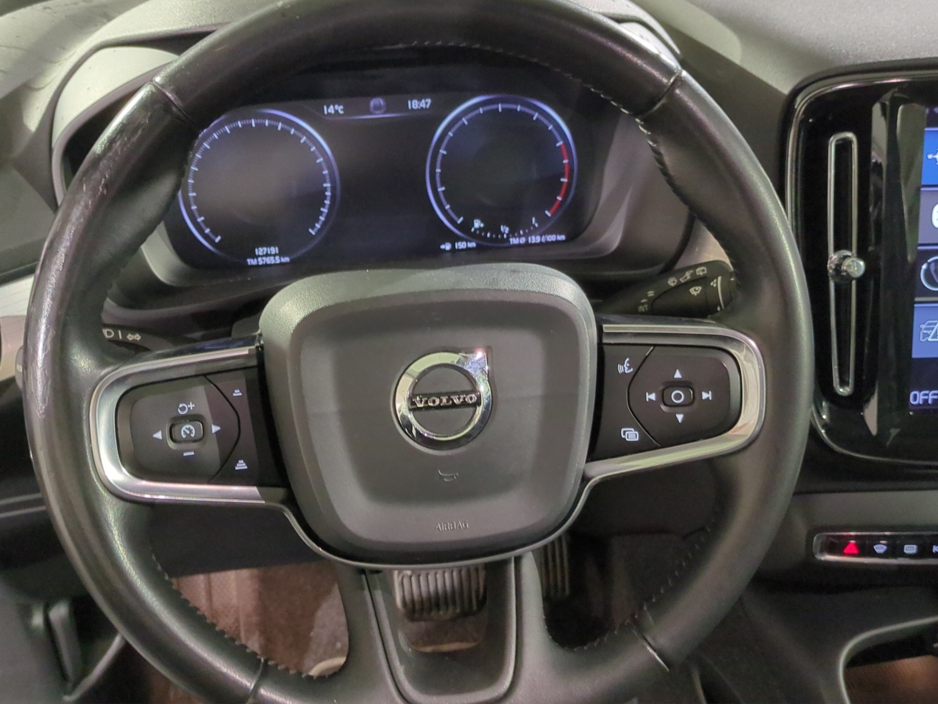 VOLVO XC40 T4 AWD Momentum Geartronic-image-10