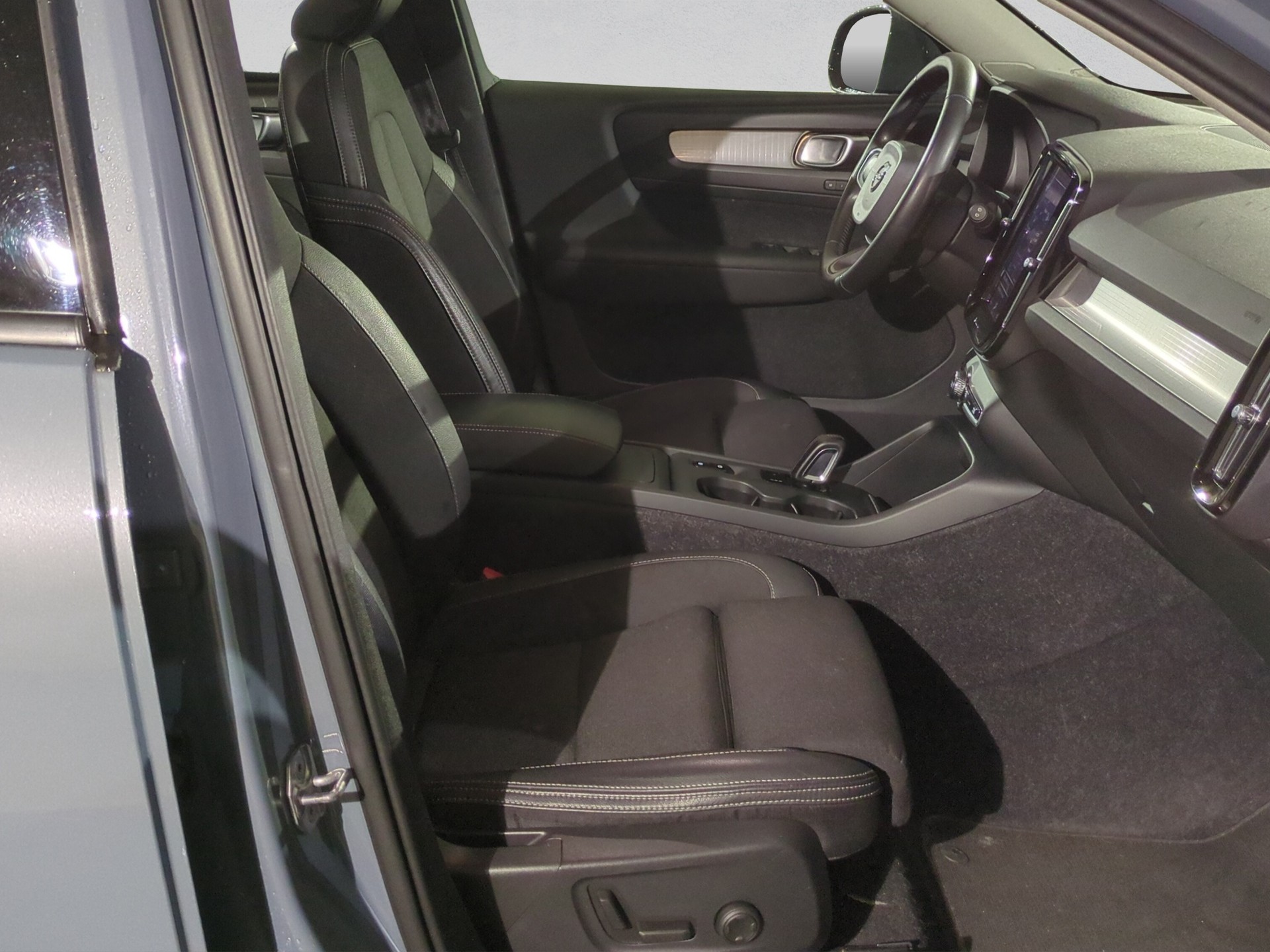 VOLVO XC40 T4 AWD Momentum Geartronic-image-16