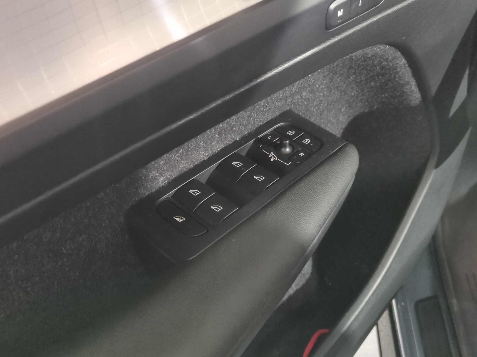 VOLVO XC40 T4 AWD Momentum Geartronic-image-18