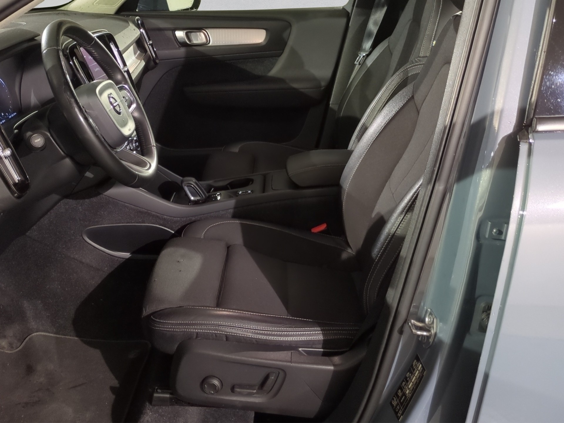VOLVO XC40 T4 AWD Momentum Geartronic-image-8