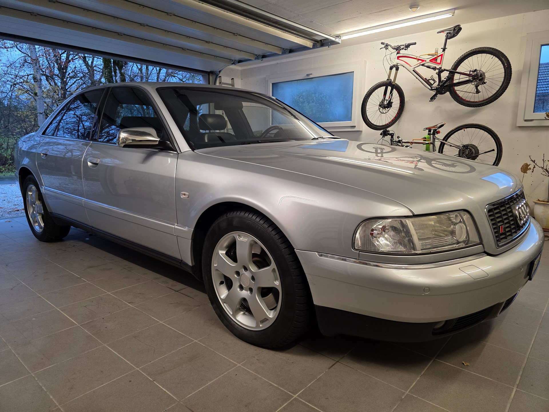 AUDI S8 4.2 quattro-image-13