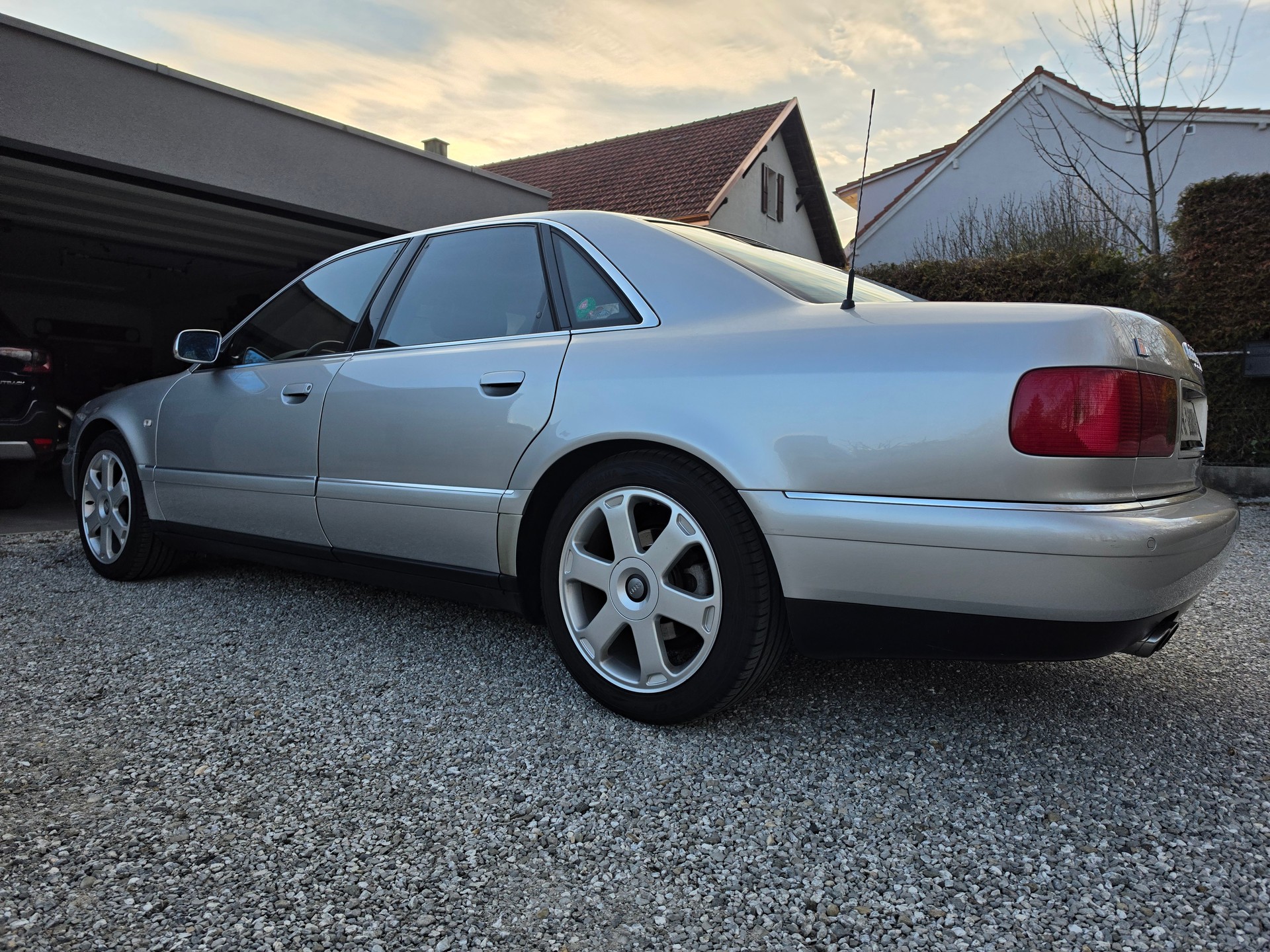 AUDI S8 4.2 quattro-image-2