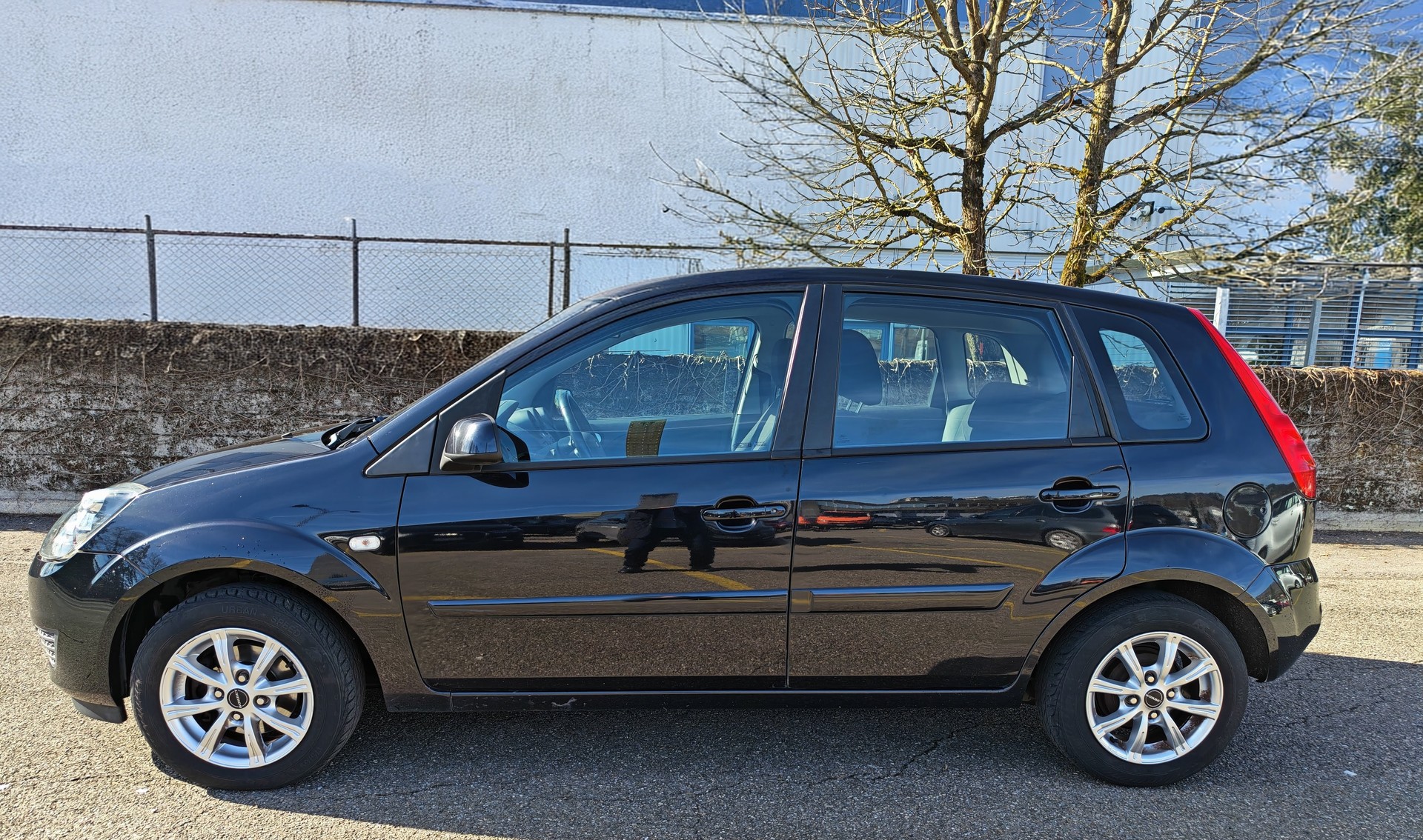 FORD Fiesta 1.4 16V Ambiente-image-2
