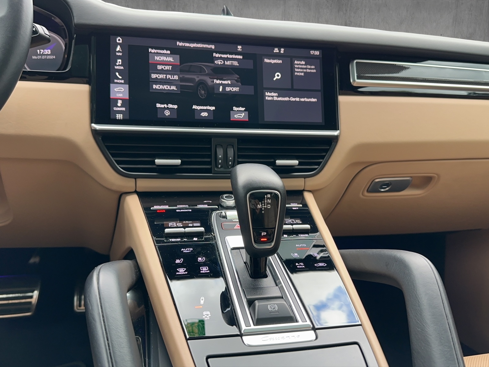 PORSCHE Cayenne Turbo-image-12