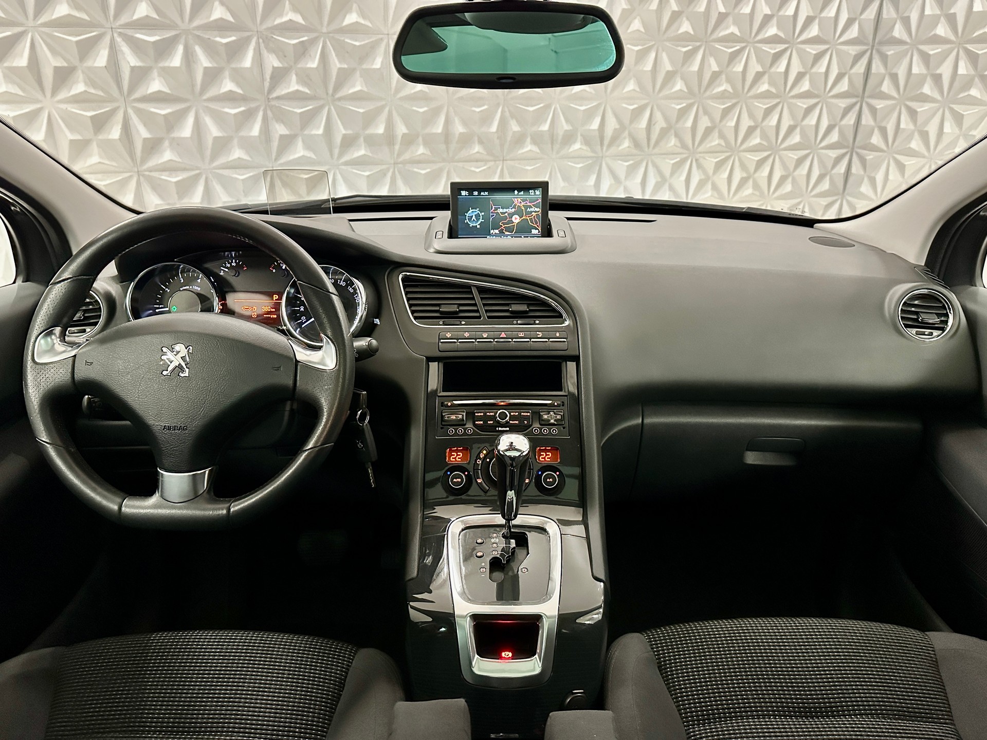 PEUGEOT 5008 1.6 16V T **7-PLÄTZER** Allure Tiptronic-image-15