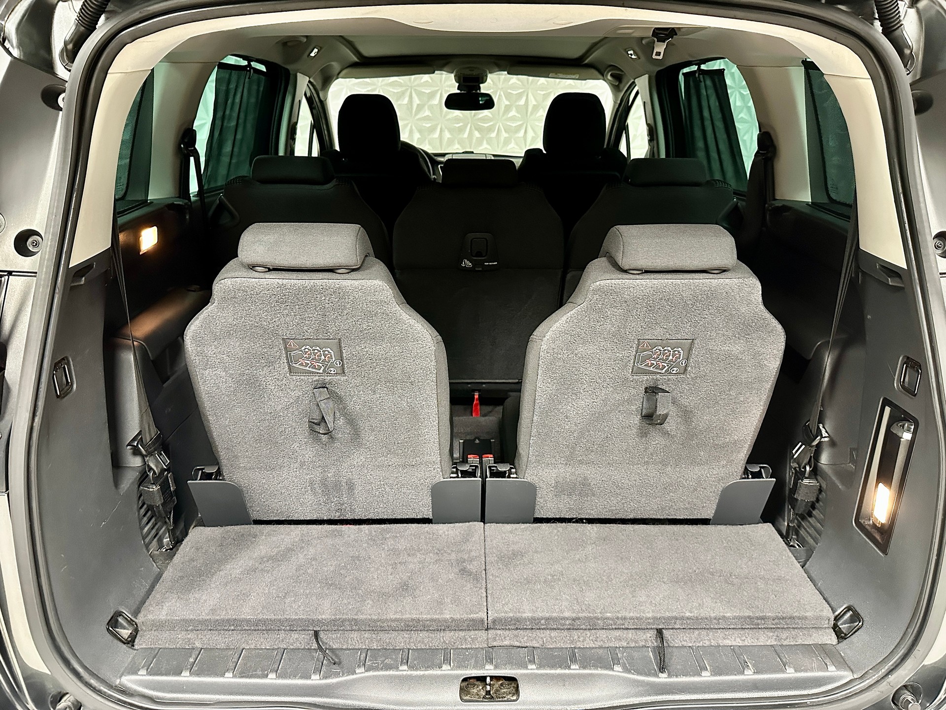 PEUGEOT 5008 1.6 16V T **7-PLÄTZER** Allure Tiptronic-image-14