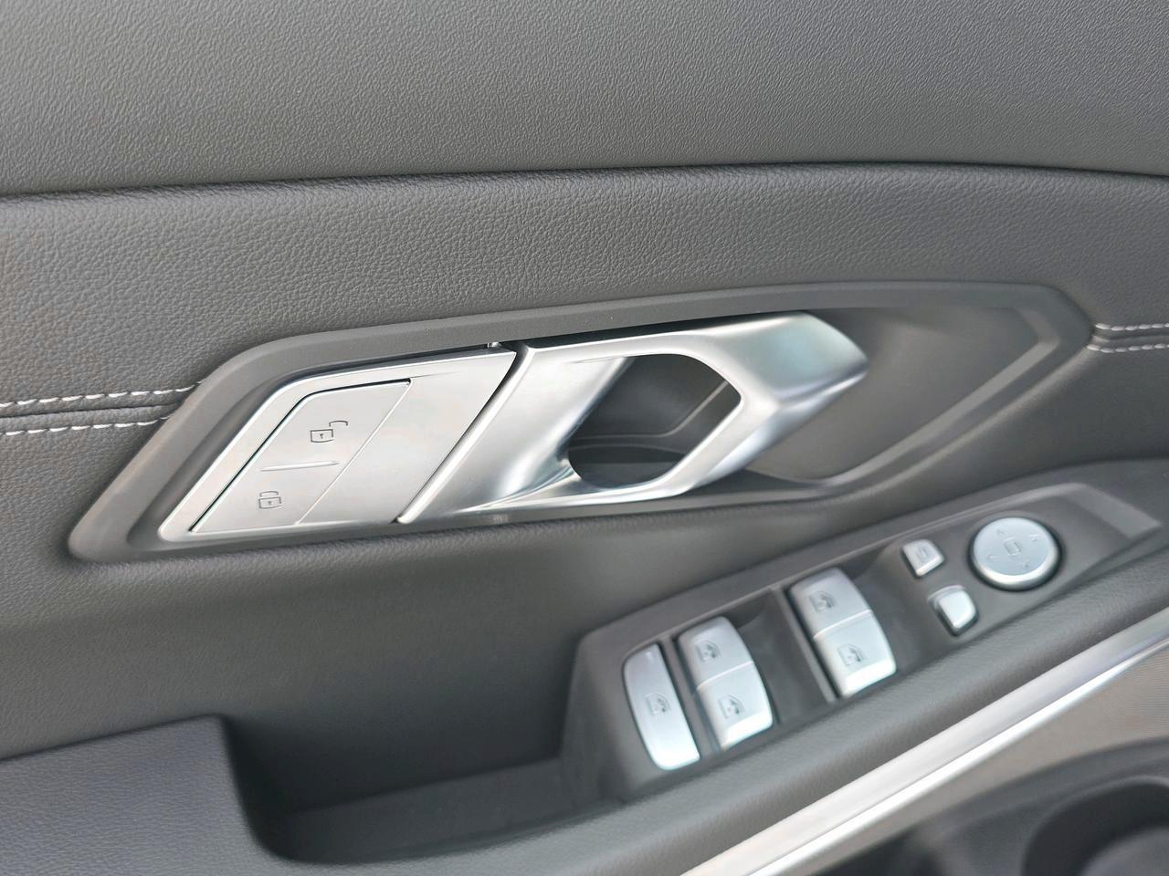 BMW 330d xDrive-image-17