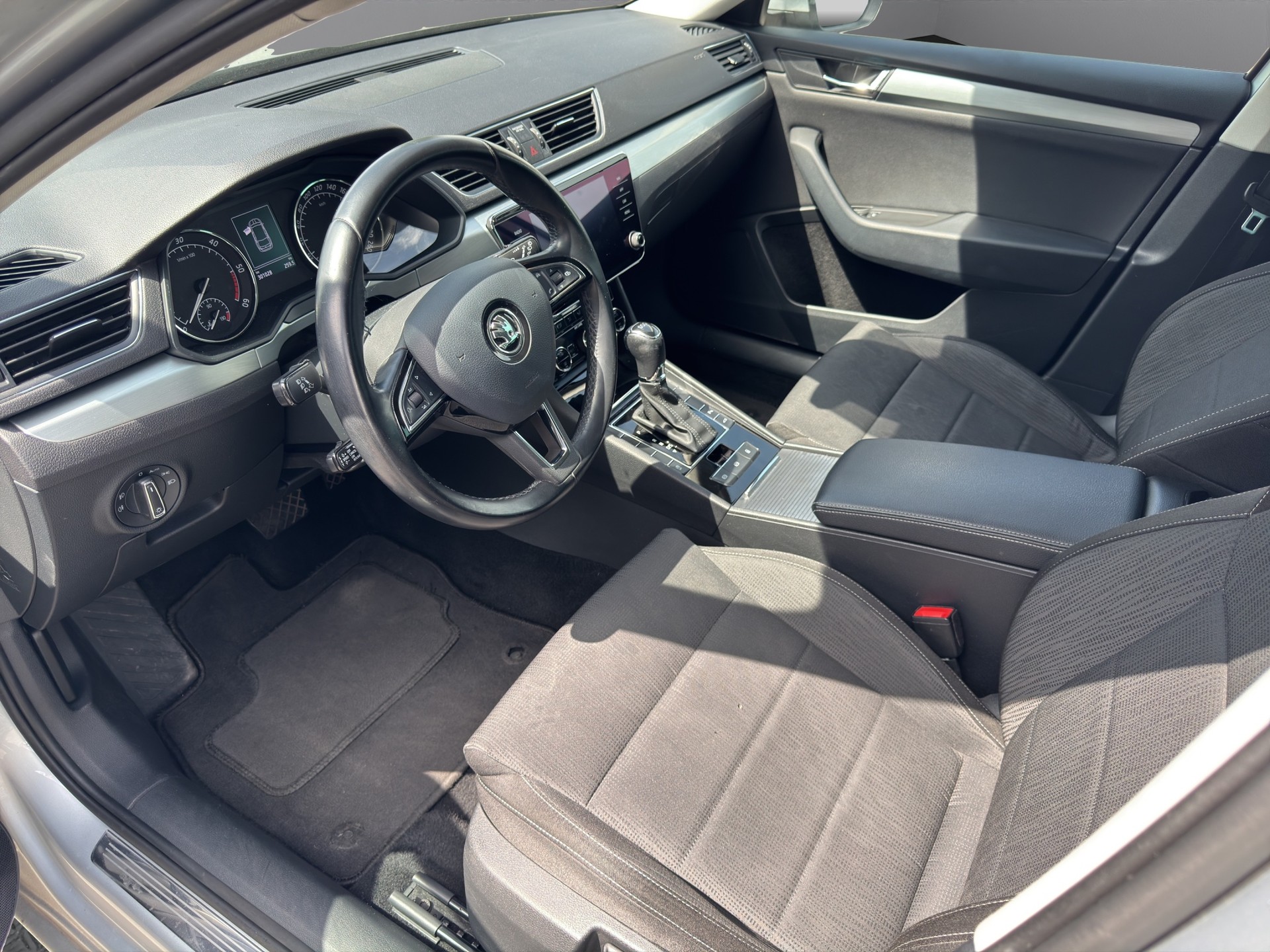 SKODA Superb Combi 2.0 TDi Active DSG-image-11