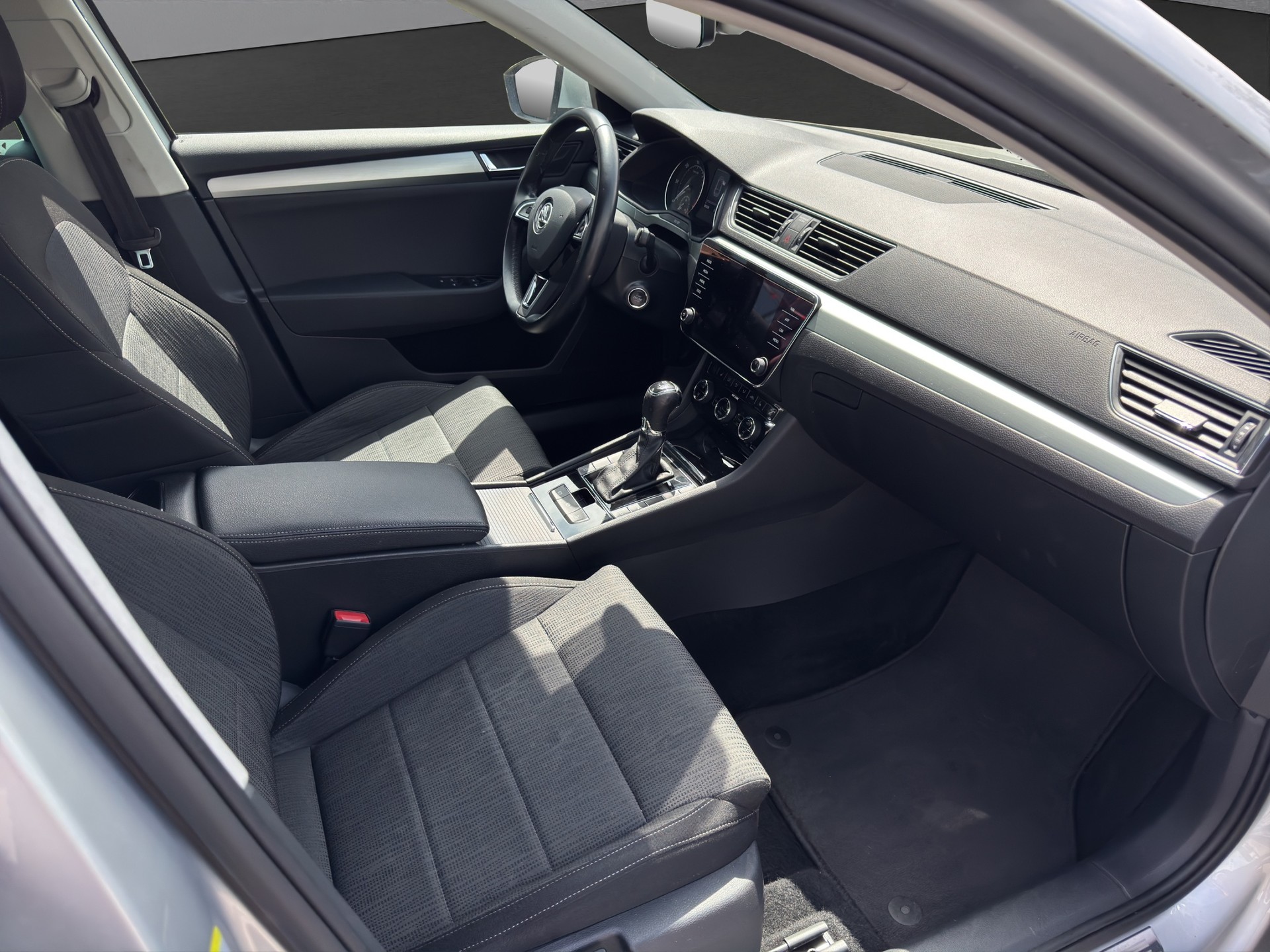 SKODA Superb Combi 2.0 TDi Active DSG-image-10