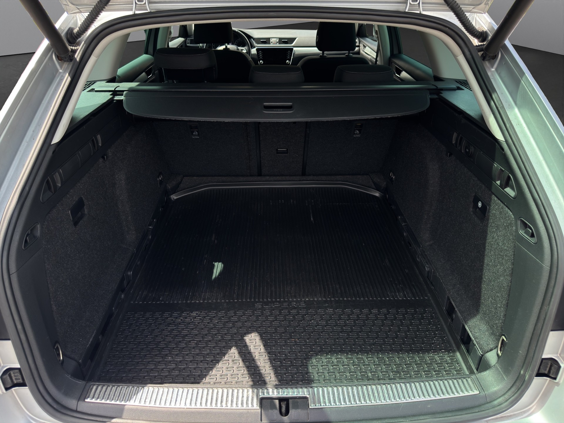 SKODA Superb Combi 2.0 TDi Active DSG-image-8