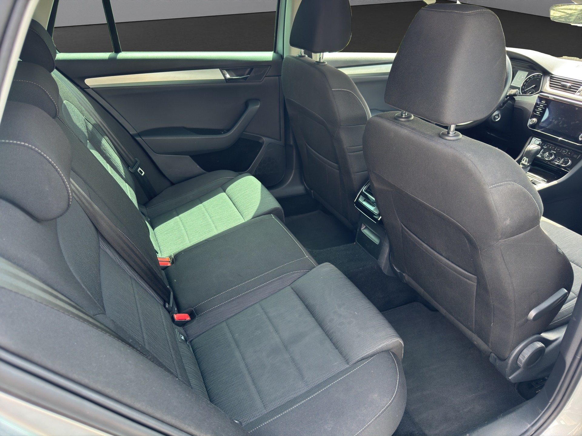 SKODA Superb Combi 2.0 TDi Active DSG-image-9