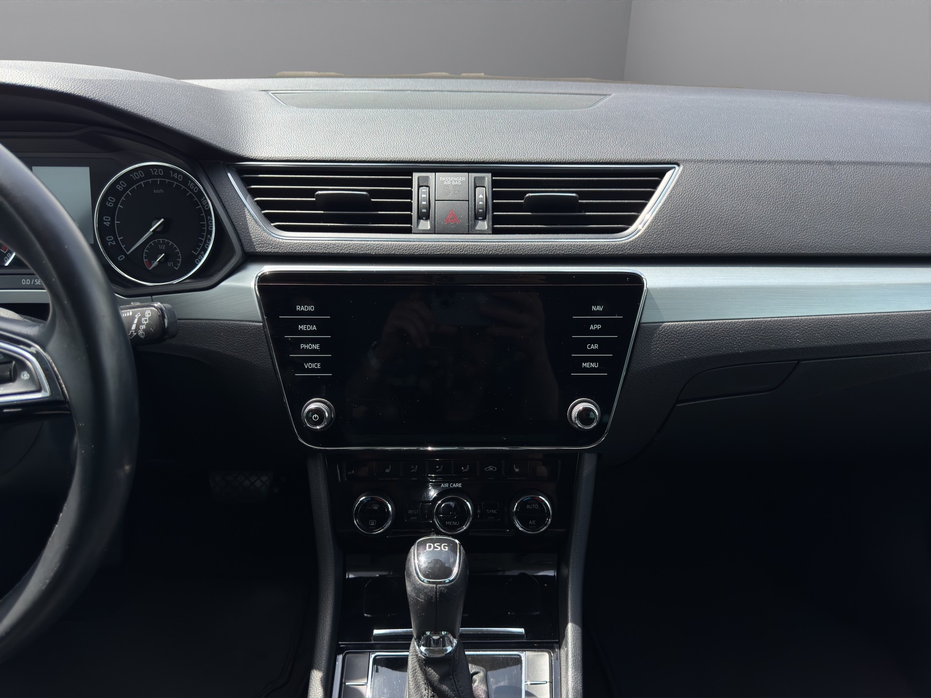 SKODA Superb Combi 2.0 TDi Active DSG-image-12