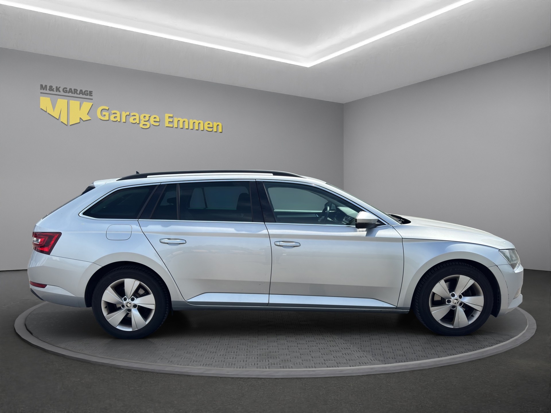 SKODA Superb Combi 2.0 TDi Active DSG-image-5